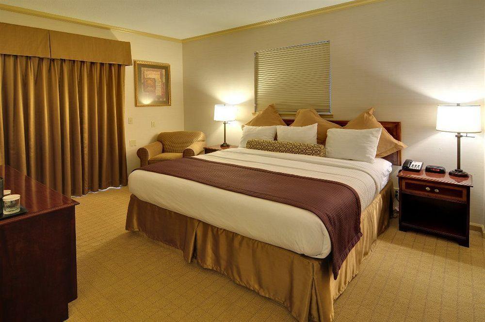 Best Western Plus Palm Court Hotel Davis Buitenkant foto
