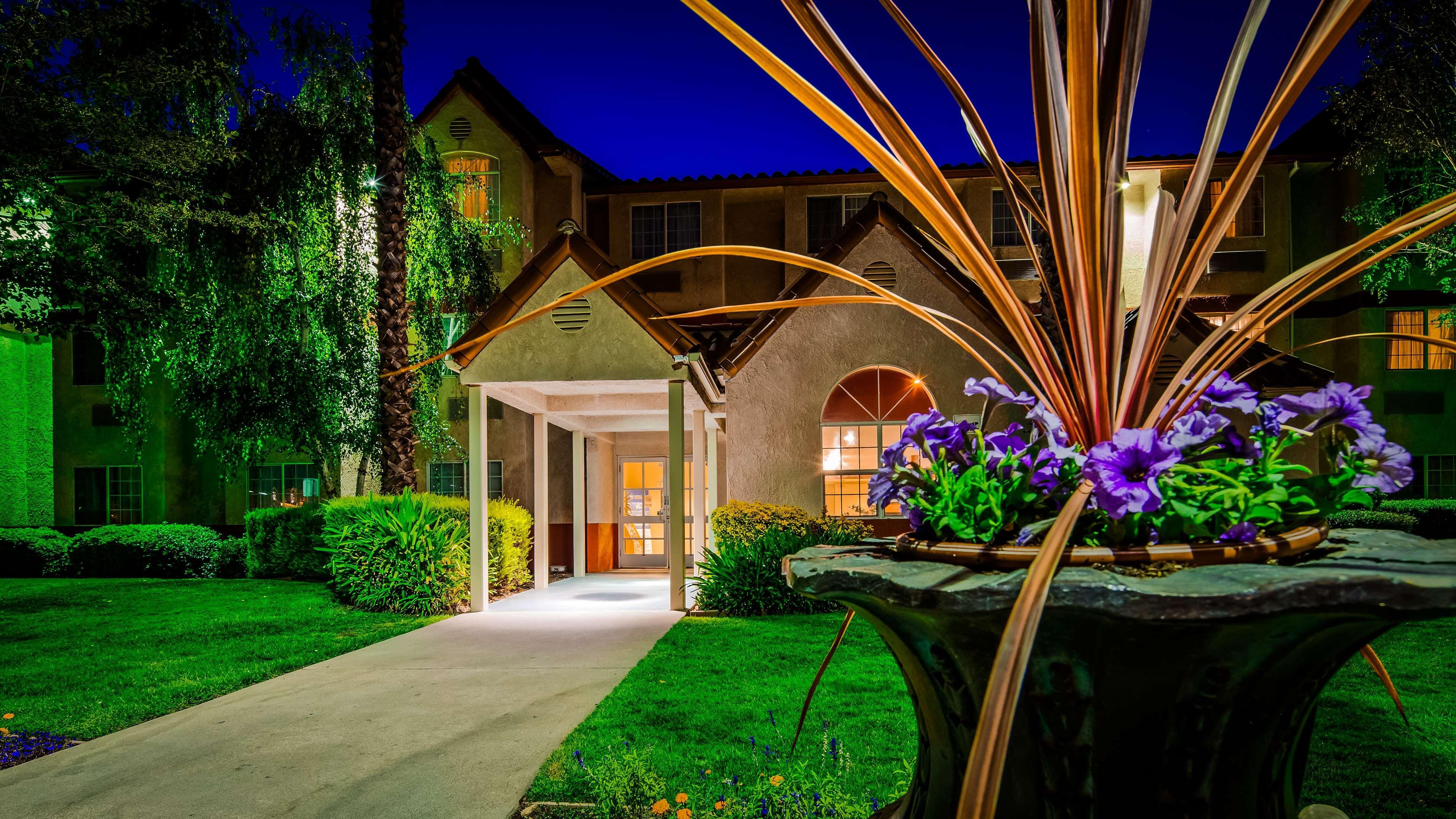 Best Western Plus Palm Court Hotel Davis Buitenkant foto