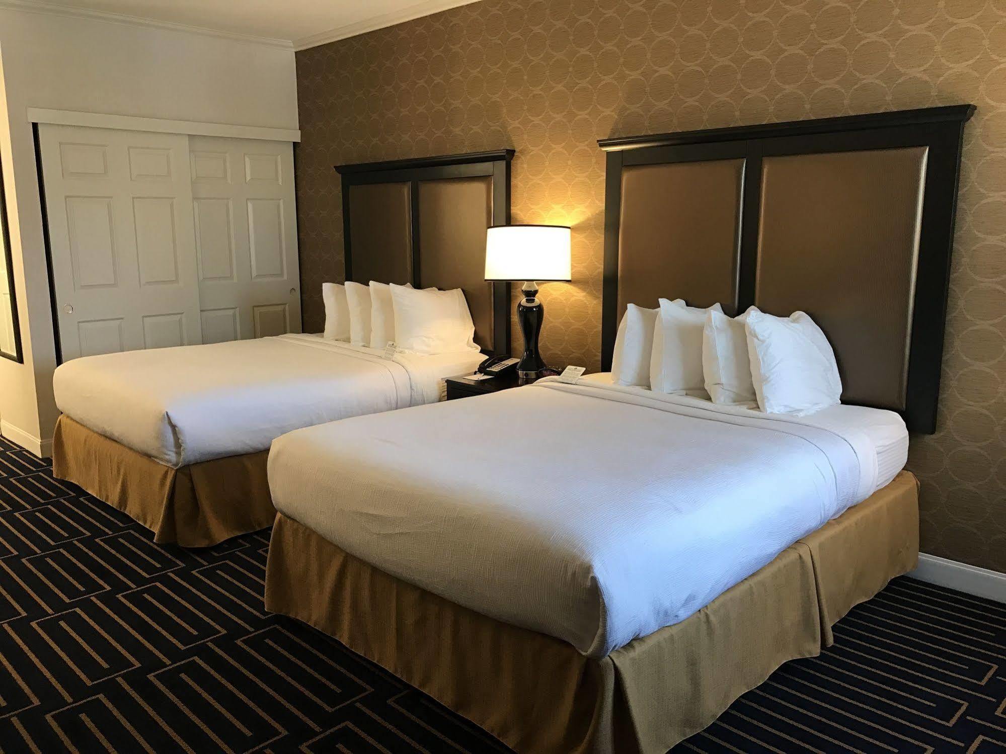 Best Western Plus Palm Court Hotel Davis Buitenkant foto